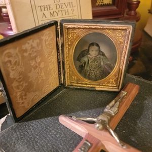 Antique Cased OLD DAGUERREOTYPE ORNATE FRAME Photo 1800's Civil War era gold foi